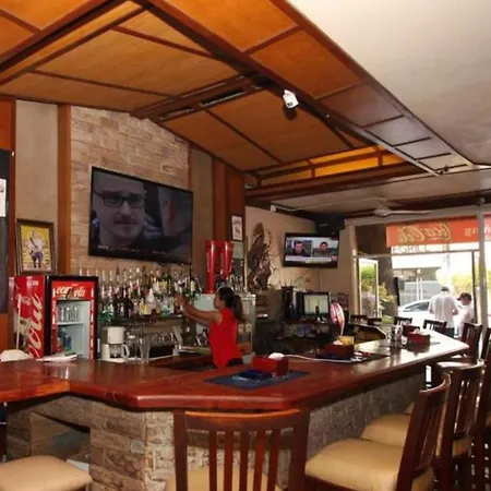 Bar Oz Riverside Guesthouse-3